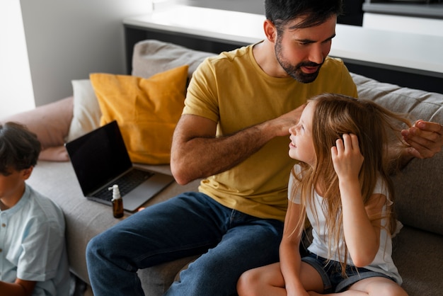 Uomo che usa il pettine dei pidocchi ad alto angolo