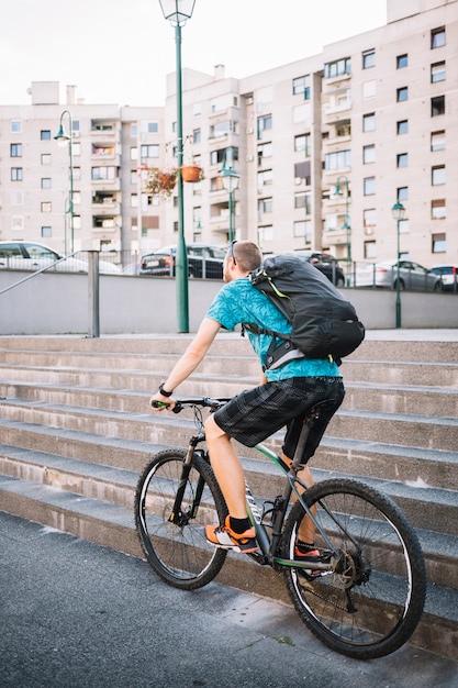 Uomo che usa la bici