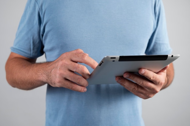 Uomo che usa un assistente digitale sul suo tablet