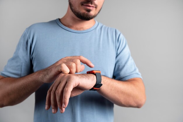 Uomo che usa uno smartwatch con un assistente digitale