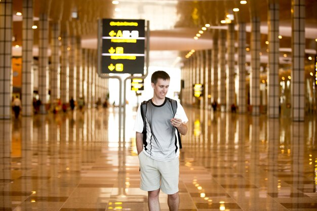 Uomo che utilizza il cellulare nell&#39;aeroporto