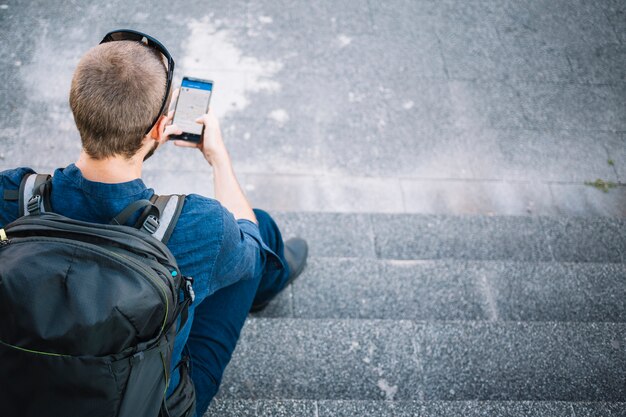 Uomo che utilizza il cellulare