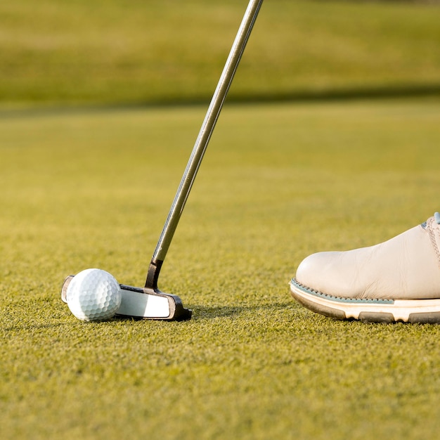 Uomo che utilizza il club per colpire la pallina da golf