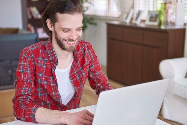 Uomo che utilizza il suo computer per contattare gli amici