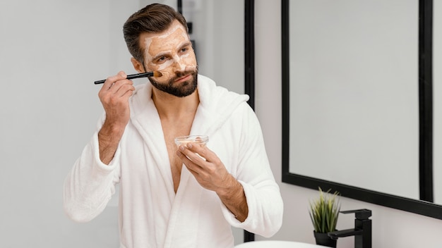 Uomo che utilizza ingredienti naturali per una maschera per il viso