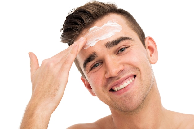 Uomo che utilizza la maschera per il viso per la cura della pelle