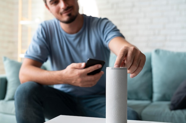 Uomo che utilizza un assistente digitale con altoparlante