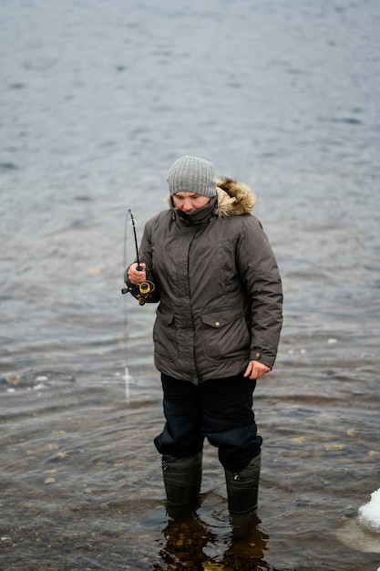 Uomo che utilizza una canna da pesca per pescare