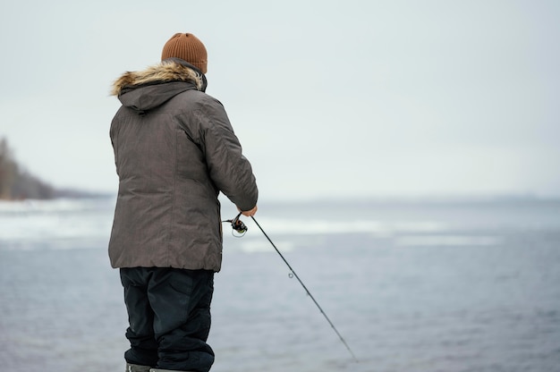 Uomo che utilizza una canna da pesca