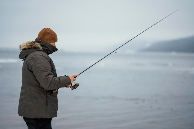 Uomo che utilizza una canna da pesca