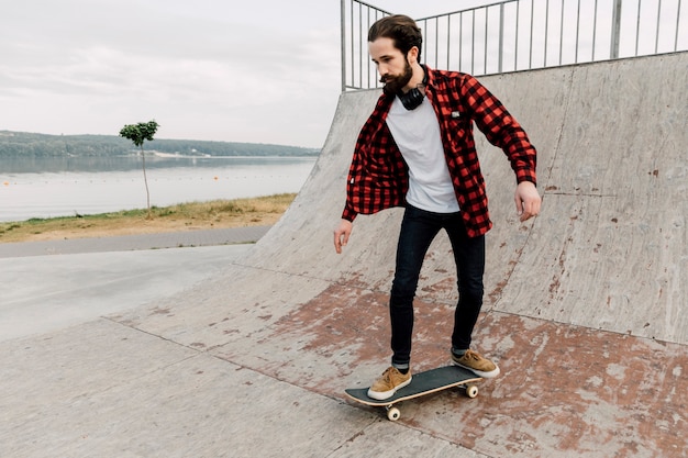 Uomo che va su una rampa a skate park