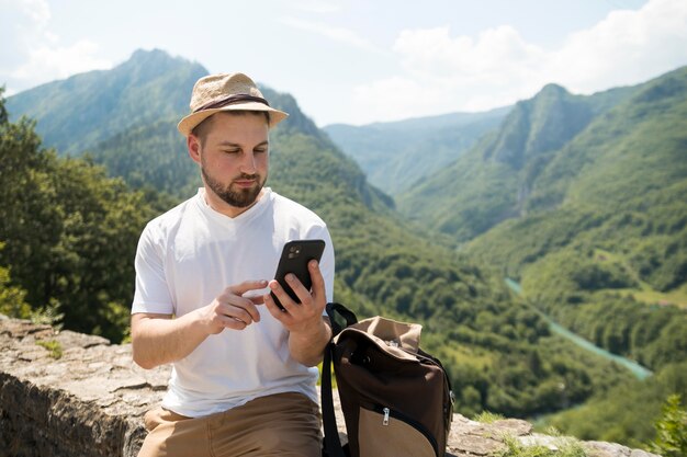 Uomo che viaggia da solo in montenegro