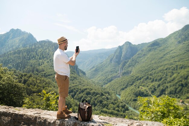 Uomo che viaggia da solo in montenegro