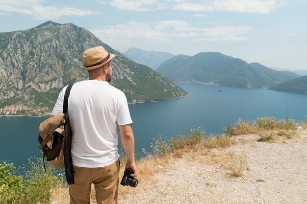 Uomo che viaggia da solo in montenegro