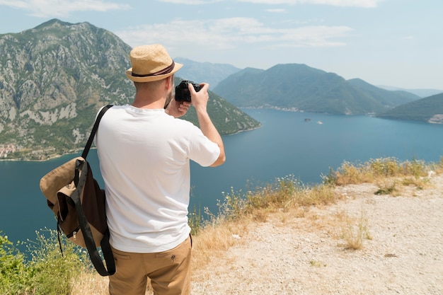 Uomo che viaggia da solo in montenegro