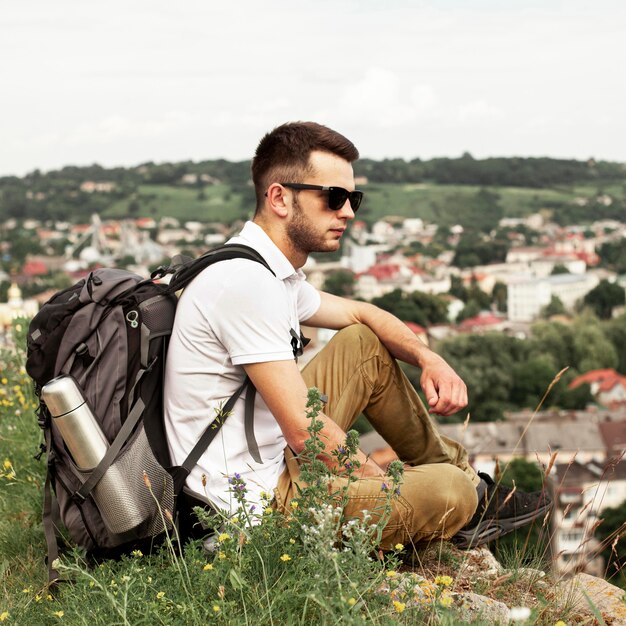 Uomo che viaggia da solo riposo