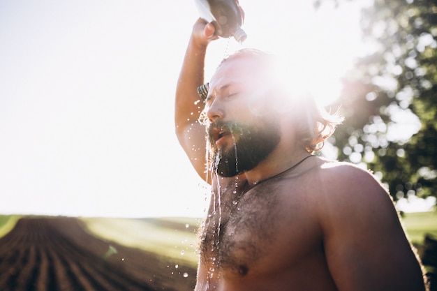 Uomo con acqua nella foresta