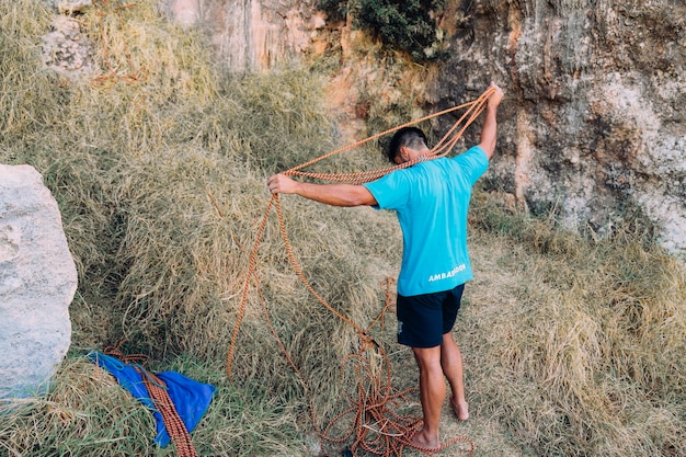 Uomo con attrezzatura da arrampicata