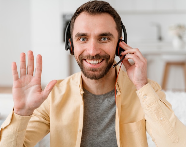 Uomo con auricolare per videochiamata