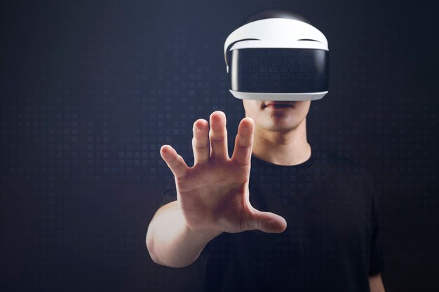 Uomo con auricolare VR che tocca un oggetto invisibile