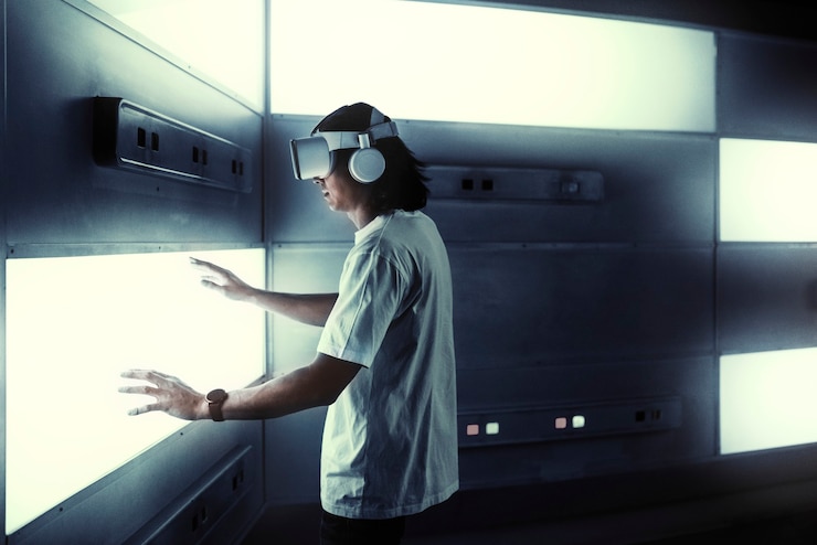 Foto gratuito uomo con auricolare vr toccando uno schermo