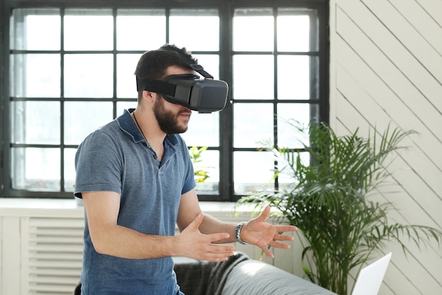 Uomo con auricolare VR