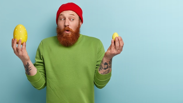 Uomo con barba allo zenzero che indossa abiti colorati