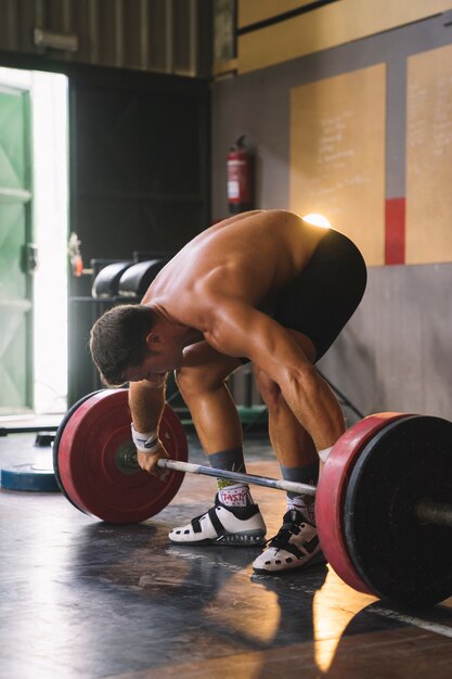 Uomo con barbell