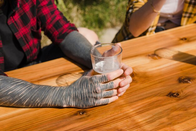 Uomo con birra artigianale all&#39;aperto