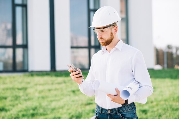 Uomo con bozze utilizzando smartphone