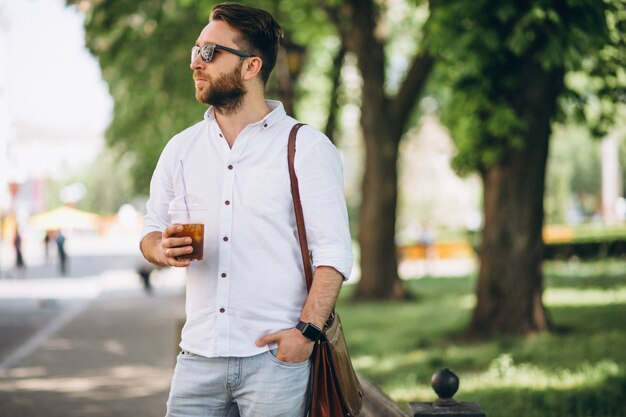 Uomo con caffè