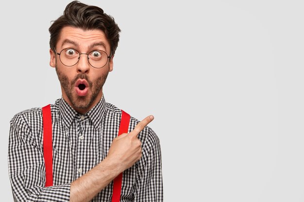 Uomo con camicia a scacchi e bretelle rosse