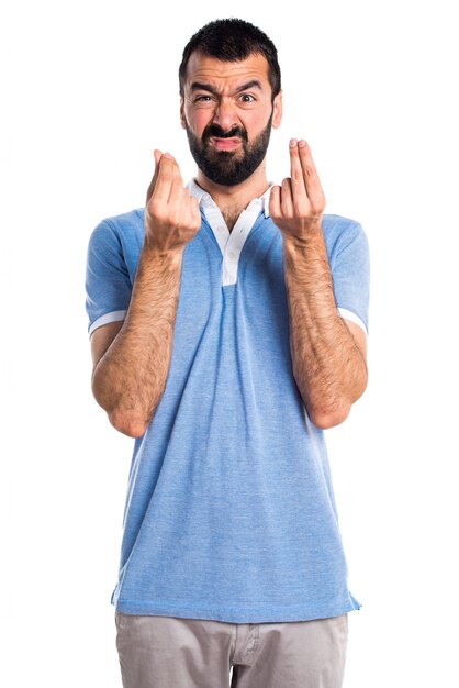 Uomo con camicia blu che fa gesto di denaro