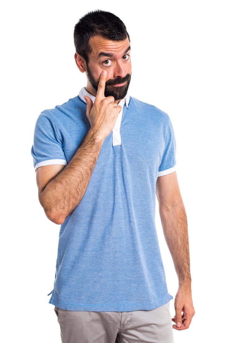 Foto gratuito uomo con camicia blu che mostra qualcosa