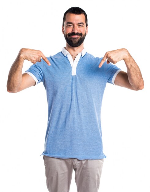 Uomo con camicia blu che punta verso il basso