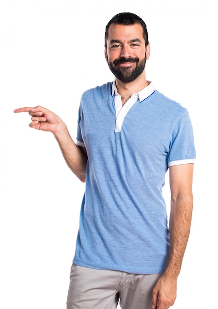 Uomo con camicia blu che punta verso il laterale