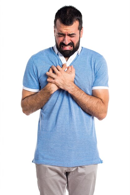 Uomo con camicia blu con dolore al cuore