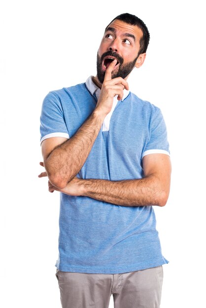 Uomo con camicia blu facendo gesto di sorpresa