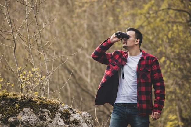 Uomo con camicia e binocolo plaid