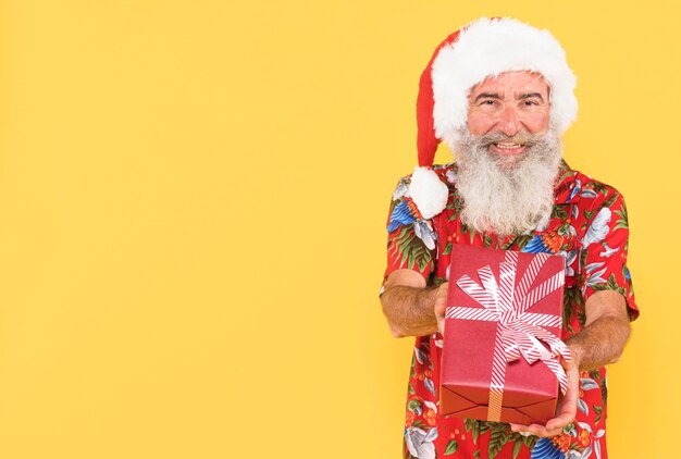 Uomo con camicia tropicale e cappello di Natale con copia spazio