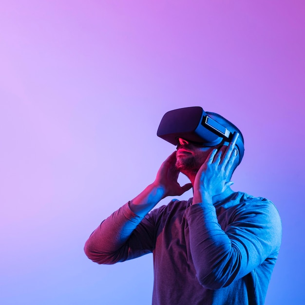 Uomo con colpo medio dispositivo futuristico