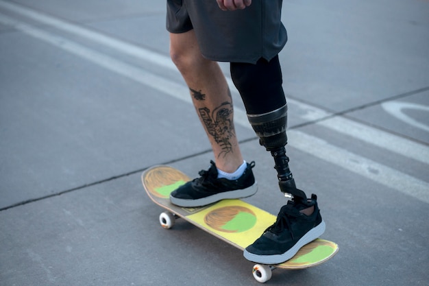 Uomo con disabilità alle gambe che fa skateboard in città