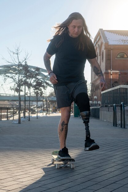 Uomo con disabilità alle gambe che fa skateboard in città