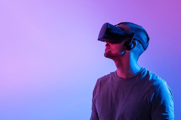Uomo con dispositivo futuristico e copia-spazio