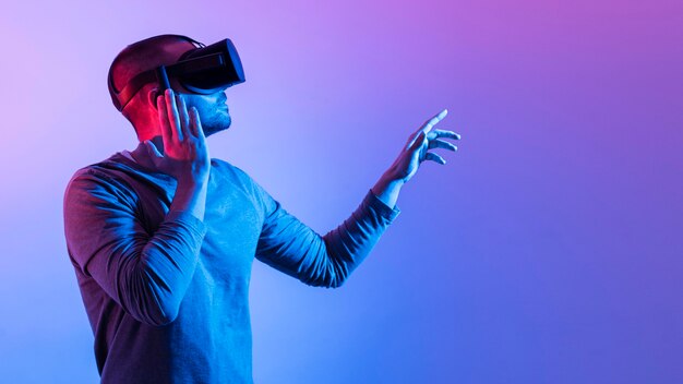 Uomo con dispositivo futuristico rivolto verso l'alto