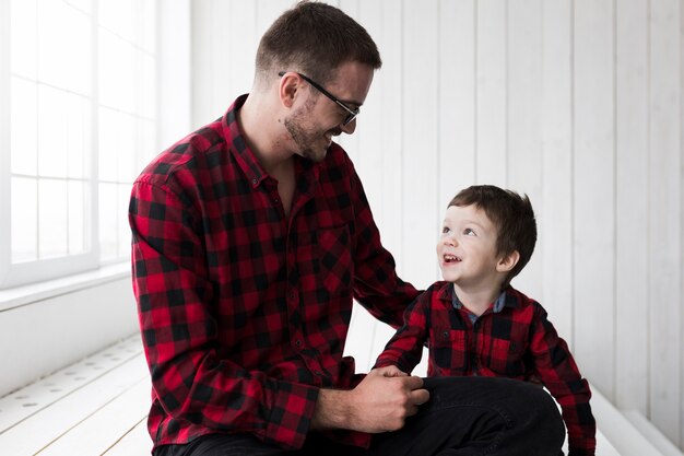 Uomo con figlio il giorno di padri