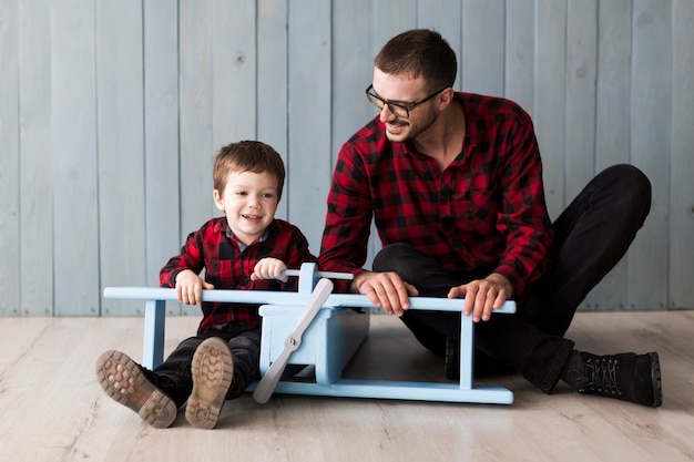 Uomo con figlio il giorno di padri