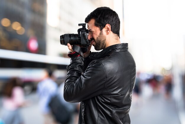 Uomo con giacca di pelle fotografare