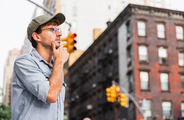 Uomo con gli occhiali a sostenere il mento