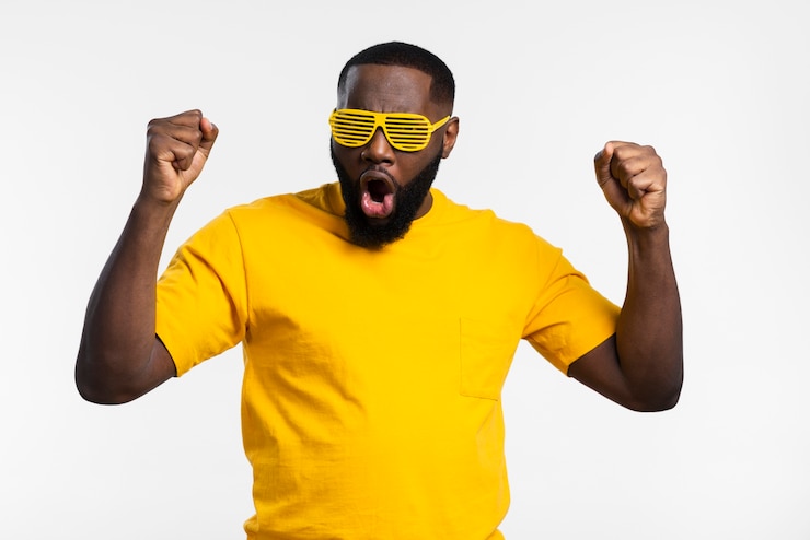 Foto gratuito uomo con gli occhiali da sole che celebra